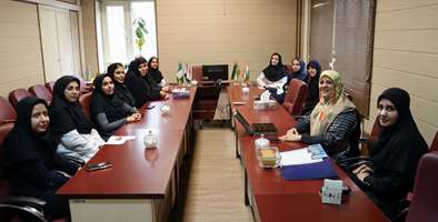 تقدیر رئیس دانشکده از بانوان به مناسبت ولادت حضرت فاطمه زهرا(س)